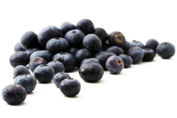 ein paar Blaubeeren vor weißem Hintergrund