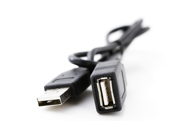ein schwarzes USB Kabel vor weißem Hintergrund