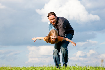 Vater und Tochter spielen gemeinsam