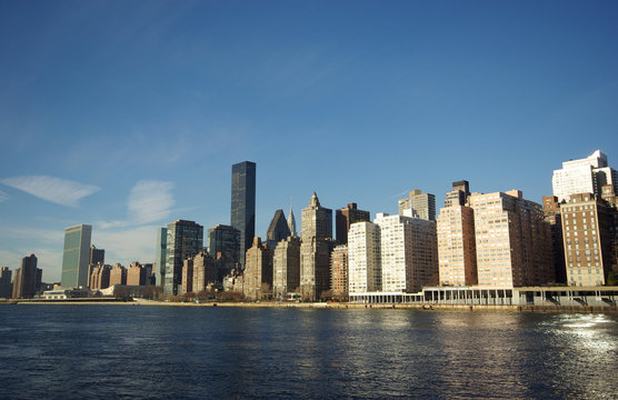 skyline de Manhattan sur East river, depuis Roosevelt island à New York, USA