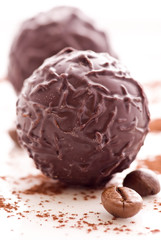 Schokokugel mit Kaffebohnen