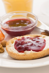 Brötchen mit Marmelade