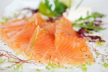 frische lachsscheiben mit salat