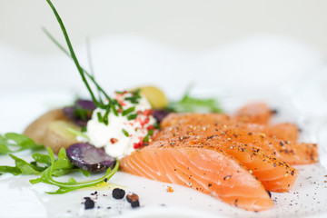 frischer lachs mit kartoffeln salat und meerrettisch