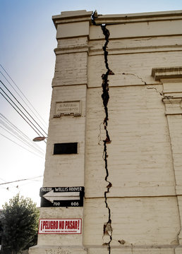 edificio agrietado por terremoto Chile 2010