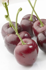 Grupo de cerezas cherry  con tallo