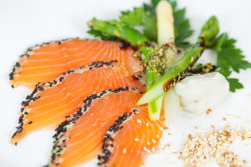 Fototapeta premium geräucherter lachs mit sesam,spargel und wasabi