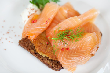 frisches lachsbrot mit reibekuchen