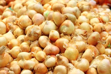 Obraz na płótnie Canvas Heap with onions in the market