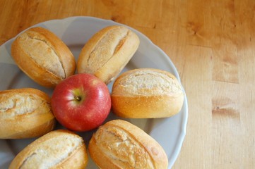 Brötchen sternförmig angeordnet mit Apfel