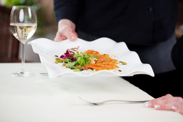 frischer seelachs mit wallnüssen