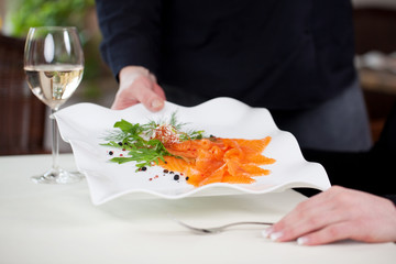 frischer lachs im restaurant