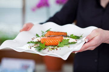 frische lachsfilets im restaurant