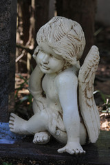 Fototapeta na wymiar Grób pomnik anioł stróż