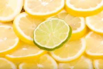 Türaufkleber Zitronen und Limetten Nahaufnahme © James Insogna