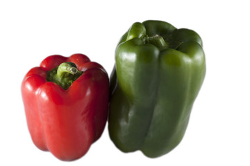 Poivrons rouge et vert sur fond blanc