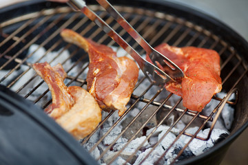 frisches fleisch auf dem grill