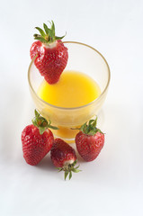 Jus d'orange pressé avec des fraises