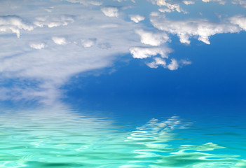 Obraz na płótnie Canvas chmury wiszące nad morzem
