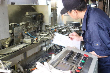 製造機械　調整男性
