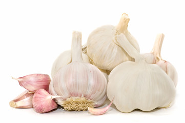 ajos sobre fondo blanco