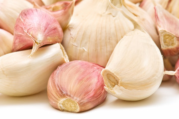 ajos sobre fondo blanco