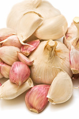 ajos sobre fondo blanco