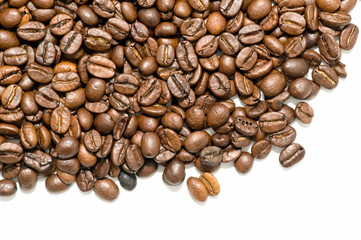 granos de café sobre fondo blanco