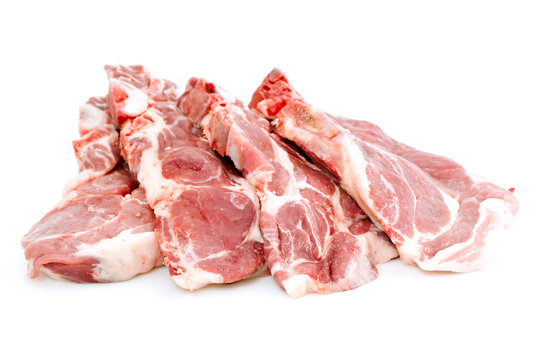 C&ocirc;tes &eacute;chines de porc fra&icirc;ches sur fond blanc