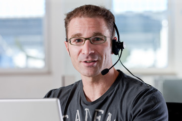 Junger Mann im Callcenter
