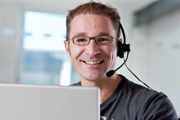Junger Mann im Callcenter