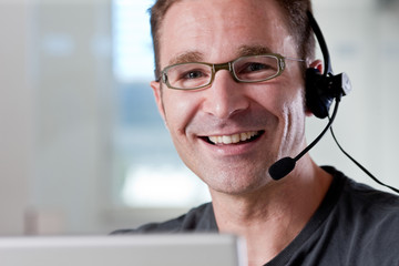 Junger Mann im Callcenter
