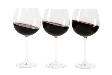 drei Gläser Rotwein mit exaktem Beschneidungspfad