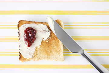 Toast mit Butter und Marmelade