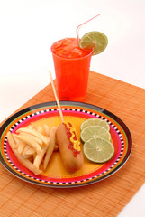 Hot Dog apanado  con Mostaza y salsa de tomate y bebida