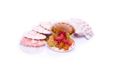 цветные макароны и ракушки