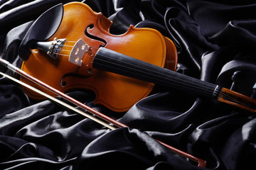 Geige, Violine in Satin Nahaufnahme