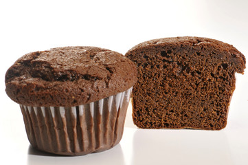 muffin de chocolate aislados en fondo blanco