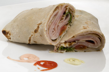 Sándwich Envuelva Deli Tortilla reducido a la mitad
