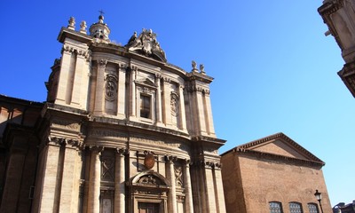 Façade de basilique dans le forum