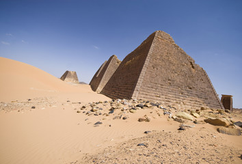 Fototapeta na wymiar Piramidy w pustyni