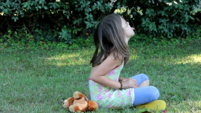 fillette tirant la langue de col&egrave;re