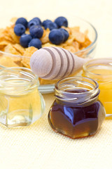 corn flakes with blueberry and honey