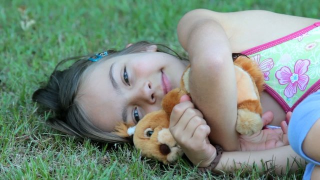 sieste dans l'herbe avec la peluche &eacute;cureuil