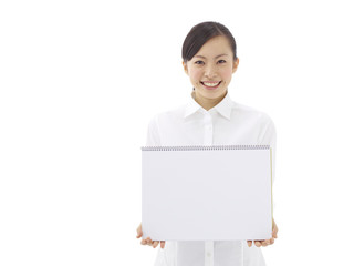 メッセージボードを持つ女性