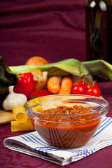 Schüssel mit Sauce Bolognese und rohem Gemüse