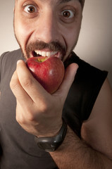 uomo che mangia una mela