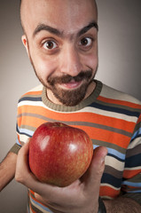 uomo che mangia una mela