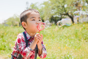 シャボン玉を吹く幼児