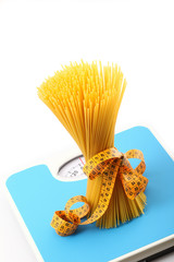 bilancia con spaghetti
